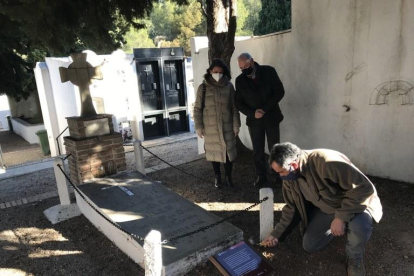 Moment en que es va instal·lar la placa a la tomba, amb la presència dels regidors Nuria Ortiz i Frederic Escoda.