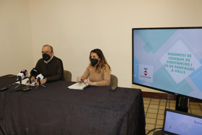 El regidor d'Acció Comunitària, Participació i Igualtat de Valls, Jordi Cartanyà, i la tècnica Laura López, en roda de premsa.