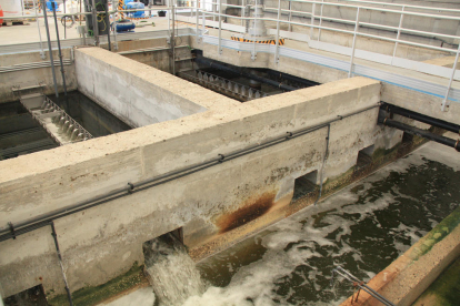 Aigua provinent de la insdústria química, durant el procés de regeneració a la planta depuradora de Vila-seca.