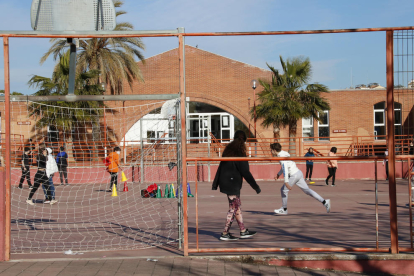 Alumnes de l'institut de secundària Camí de Mar de Calafell jugant al pati.