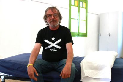 L'activista Salvador Ribot a l'habitació on passarà les jornades de vaga de fam.