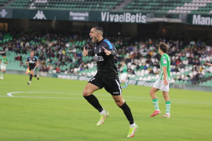 El exgrana Gerard Oliva después de marcar contra el Betis Deportivo en un partido de la primera vuelta.