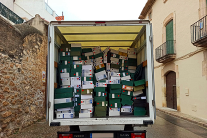 Imatge d'algunes de les caixes i arxivadors eliminats de l'Arxiu Municipal d'Altafulla.