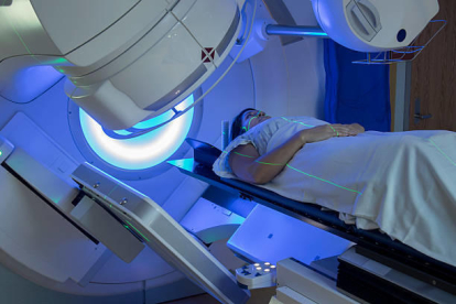 El empleo|ocupación de quirófanos y de las UCi para|por enfermos de covid graves ha hecho reducir los tratamientos de radioterapia.