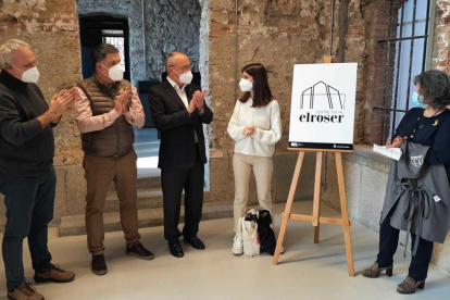 L'alcalde, Carles Pellicer, aplaudint a Noelia Marcos durant l'acte de presentació del logotip.