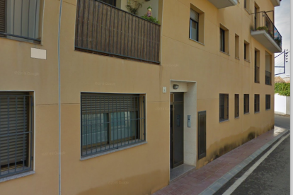 Los pisos afectados pertenecen en el bloque|bloc de los número 8 y 10 de la calle Verge del Pilar.