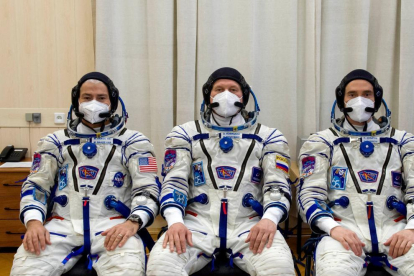 Mark Vande Hei, a l'esquerra, al costat de dos cosmonautes russos.