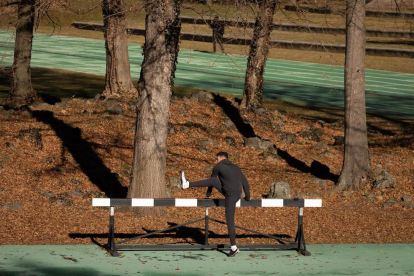 Imatge del triatleta Nan Oliveras entrenant a