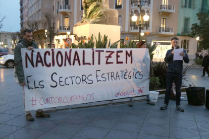 La acción, convocada de Antemano OSAN en Tarragona, ha denunciado la subida de precio del gas y de la luz.