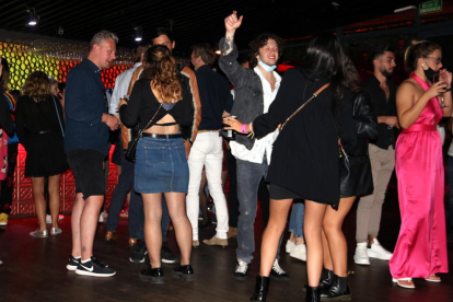 Persones ballant a la discoteca Shôko de Barcelona en la primera nit de reobertura dels locals d'oci nocturn.