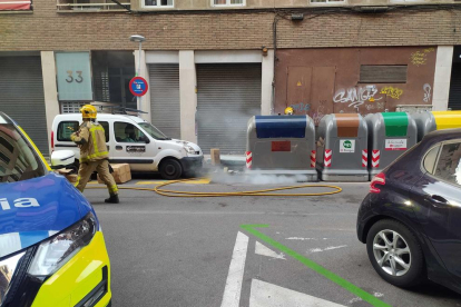 Imagen de un contenedor incendiado en la calle Mallorca.
