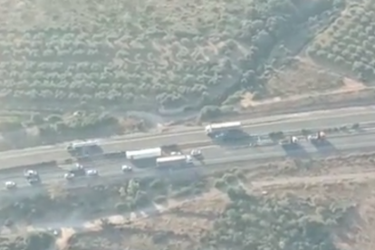 Imagen aérea del camión volcado al AP-7