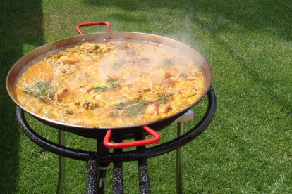 Imagen de una paella en el fuego.