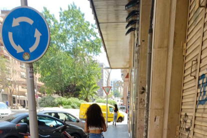 Imágenes de usuarios de patinete y bicicleta circulando por las aceras del centro de Tarragona.