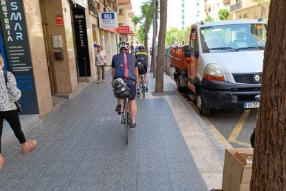 Imatges d'usuaris de patinet i bicicleta circulant per les voreres del centre de Tarragona.