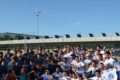 Los jugadores del Cambrils Unió celebrando el ascenso después de la victoria contra el Reddis.