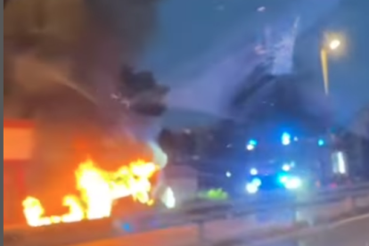 Imagen del incendio del vehículo.