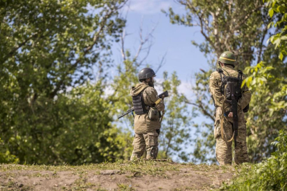 Soldados ucranianos en el frente de guerra cerca de Járkov.