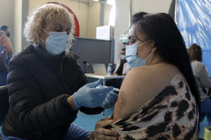 Una mujer recibe la dosis de refuerzo de la vacuna contra la covid-19.