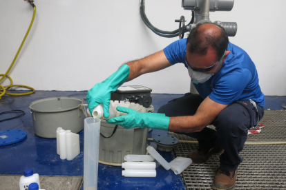 Un trabajador de Ematsa analiza una muestra de aguas residuales de Tarragona.