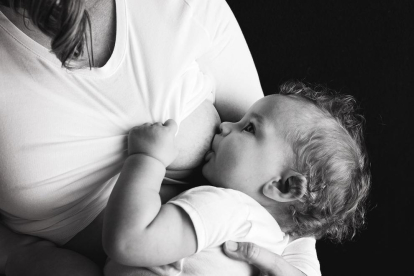 Imatge d'arxiu d'una mare alletant un nadó.