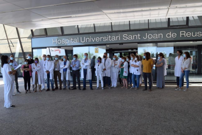 Professionals sanitaris concentrats a les portes del Sant Joan.