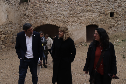 La consejera de Cultura, Natàlia Garriga, junto con el alcalde de Miravet, Antonio Llambrich.