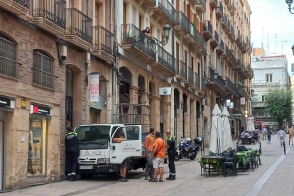 Imatge de la furgoneta estavetllada contra un portal del carrer Comte de Rius de Tarragona.