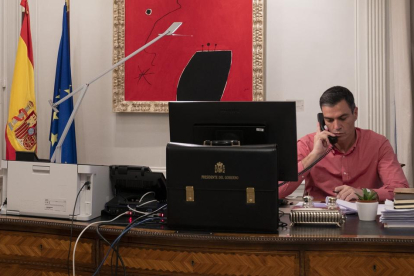 Pedro Sánchez en su despacho de La Moncloa