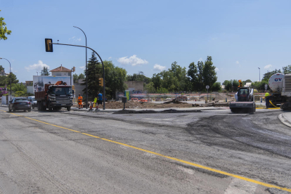 Les obres a la carretera de Castellvell per a construir un carril bici i remodelar la via.