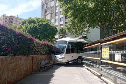 Imatge de l'autobús que ha col·lisionat amb una paret de la plaça de Les Oques de Reus.