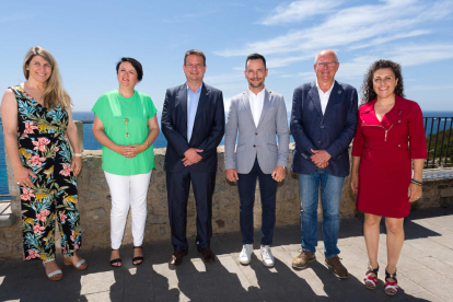 Imatge dels representants d'Eivissa, Dénia i Cambrils a la presentació del programa «Viu la Posidònia»