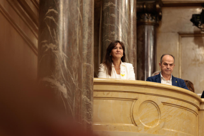La presidenta del Parlament suspesa, Laura Borràs, i el secretari general de Junts, Jordi Turull, observant el debat de política general.