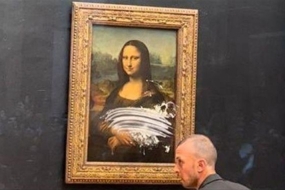 Un home disfressat d'anciana llença un pastís al quadre de la Mona Lisa