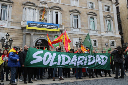 Una pancarta del sindicat Solidaritat desplegada davant del palau de la Generalitat en la manifestació de l'extrema dreta contra l'augment de preus de l'Estat.