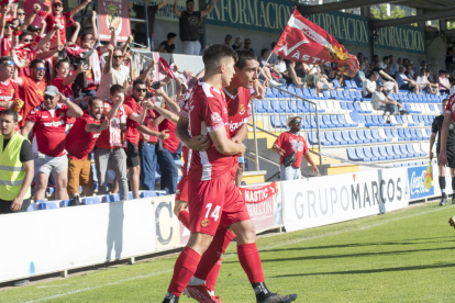 Álex Quintanilla i Pablo Fernández celebrant el gol de la victòria contra l'Alcoià.