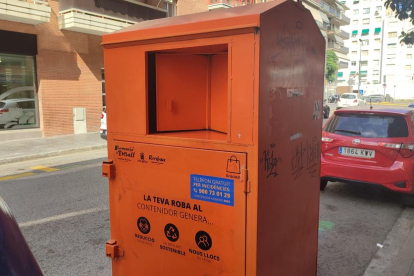 El contenidor que està situat al carrer Manuel de Falla és un dels cinquanta que hi ha a la ciutat.