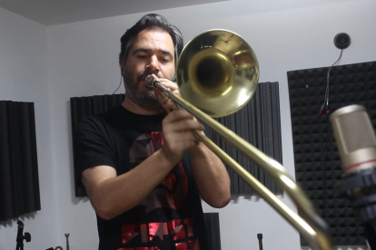 Raül Cid, trombón, voz y director de la banda.