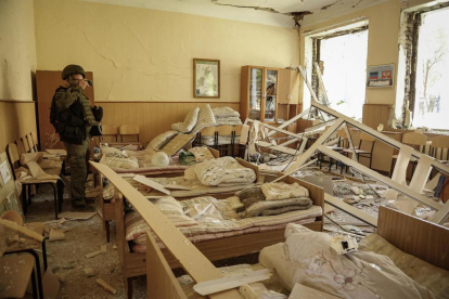 Un investigador de la República Popular de Donetsk examina els danys a l'interior d'una escola.