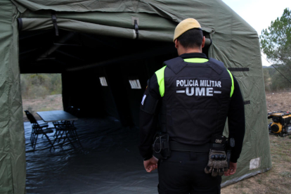 Un militar de la UME durante el simulacro realizado en el punto de control en el término municipal de Móra la Nova para desplegar el PENTA.