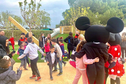 Los niños y sus familias en la animación organizada para ellos en el Camping Creixell.