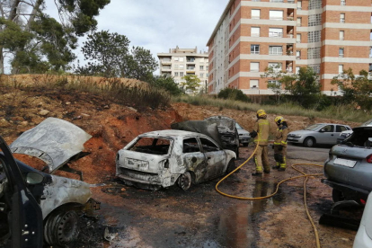Imatge dels vehicles afectats per l'incendi a l'avinguda de Catalunya de Tarragona.
