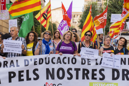 Imatge de la protesta per denunciar la precarietat laboral del Personal d'Atenció Educativa a Tarragona.