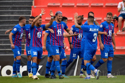 Els jugadors de l'Eldense celebrant la victòria contra la Real Unión en l'últim partit al seu estadi.