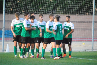 Els jugadors del primer equip del FC Ascó durant un partit d'aquesta pretemporada.