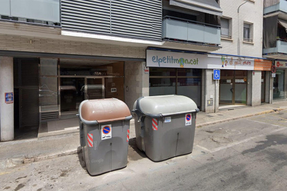 Imatge de contenidors a un carrer de Torredembarra.