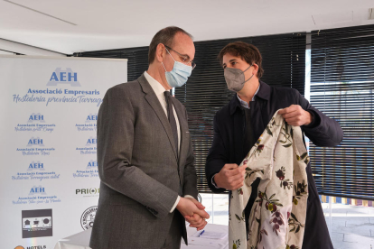El director del Complex Industrial de Repsol a Tarragona, Javier Sancho, rebent del president de l'AEHT, Francesc Pintado la jaqueta del gremi.