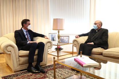 El presidente Pedro Sánchez reunido con el presidente de la Conferencia Episcopal Española, el cardenal Juan José Omella.