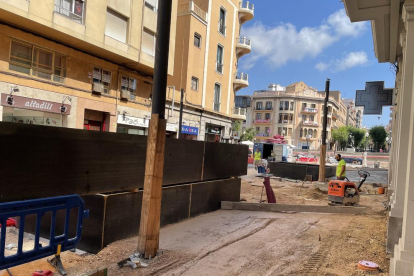 Imatge actual de les obres del carrer Canyelles de Tarragona, on s'ha tallat un dels dos accessos per a vianants de la Rambla Nova.