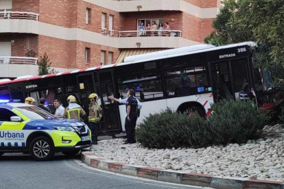 Imatge de l'autobús de l'EMT accidentat a la rotonda de Tarragona.